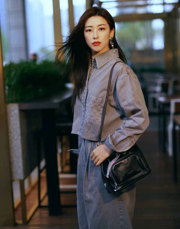 朱珠长发飘飘气质绝佳。