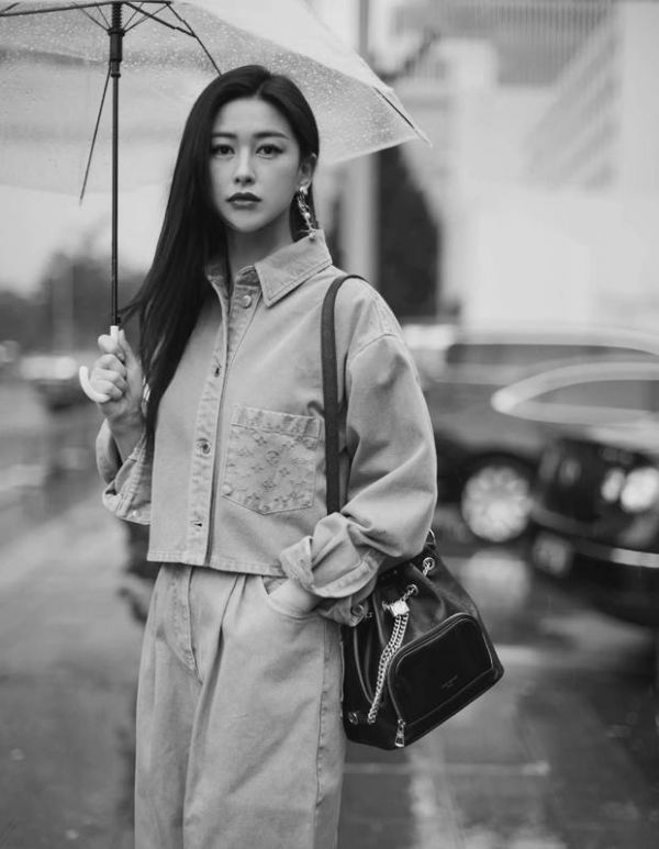 朱珠打伞站在街头化身都市丽人。