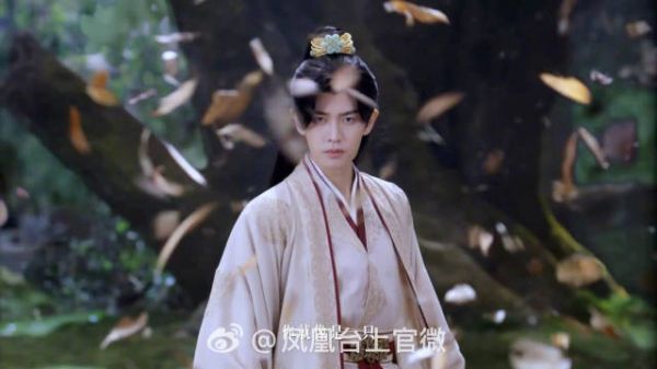 权欲纷纭千般险,一朝蛰伏壮志藏,双锋交映爱难逃,帝后相携经骇浪