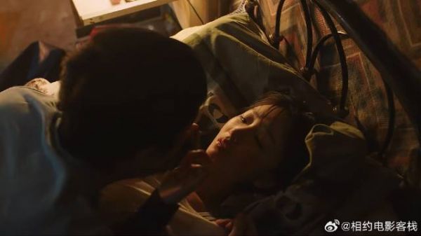 小情侣同居就是刺激,男友一言不合就把女友扑倒床上