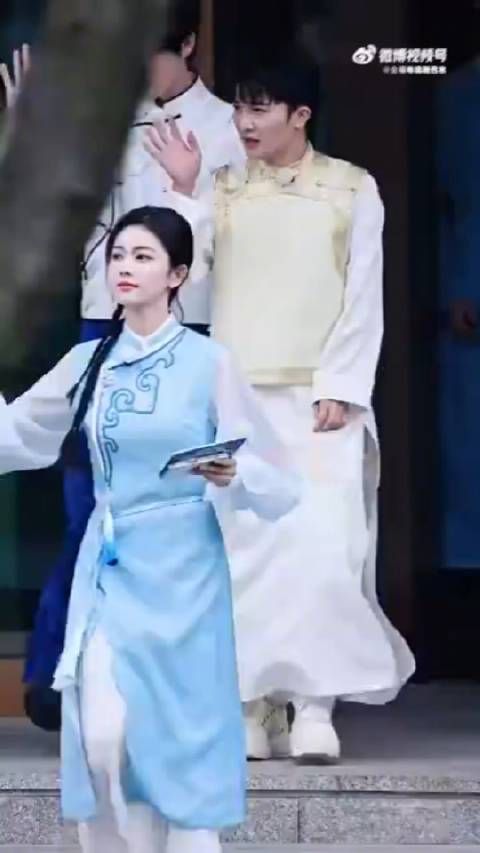 录制综艺路透,解锁新造型,黄白配色好清新,帅气的民国小公子!