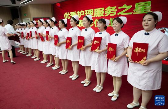 5月8日，在北京按摩医院（朝阳院区），护士们接受表彰。新华社记者 才扬 摄