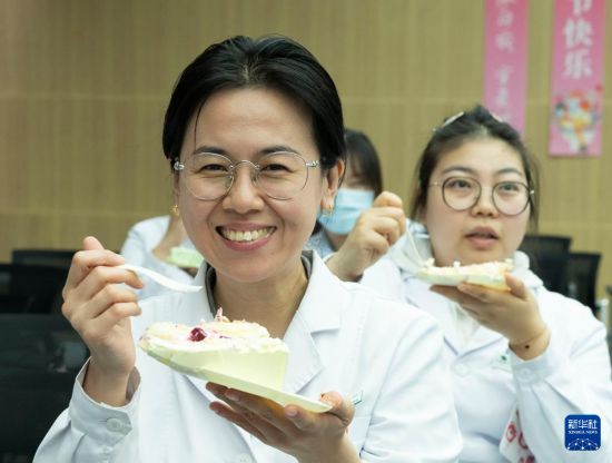 5月8日，在北京按摩医院（朝阳院区），医护人员在品尝蛋糕。新华社记者 才扬 摄