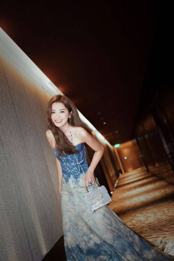 搜狐娱乐讯 5月7日，一组蔡卓妍的最新活动造型图释出，身穿蓝色抹胸裙，清纯自然。
