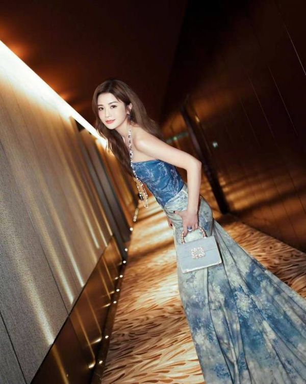 蔡卓妍侧身回眸。