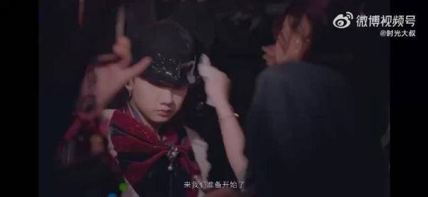 纪录片里汪苏泷练了 8 支舞,每天排练,四面台走位和打光反复调整