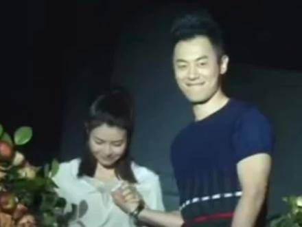 扶着 陈妍希 下台阶,台下的 陈晓 看起来心里有些不是滋味!