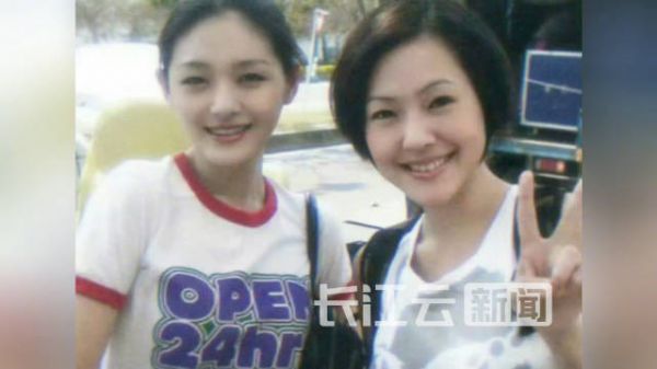 小S发了和大S握紧手掌的照片