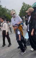 49岁蒋勤勤素颜带娃，7岁儿子当街热舞真有星范，陈建斌狂拉口罩