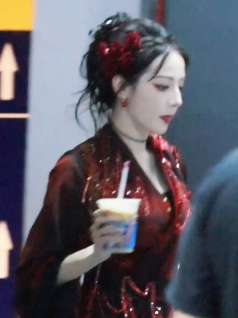 迪丽热巴今日开始推理吧妆造 站在她旁边吹过来的风都是香气