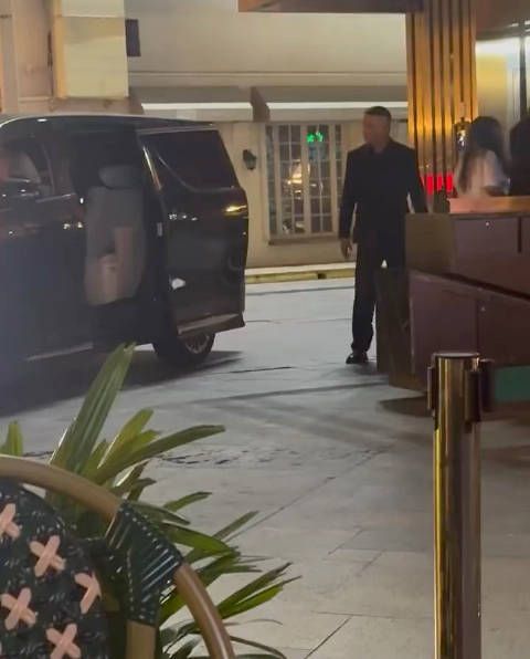 丁禹兮凌晨四点去打卡了自己代言的范思哲地广了 ,快点发出来照片让我们康康