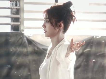 万鹏饰演的她,充满自信,散发出耀眼的光芒