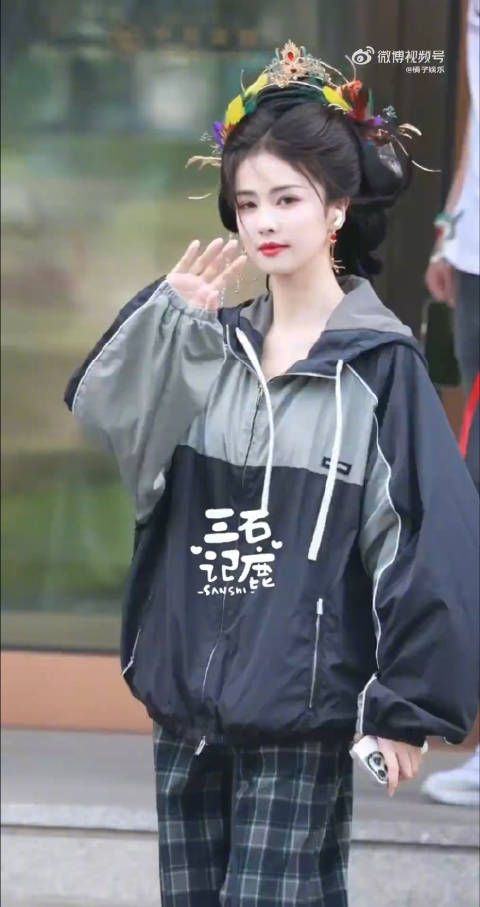 白鹿彩色羽毛古装造型亮相奔跑吧录制