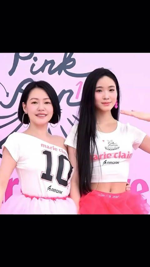 小S二女儿晒美照悼念大S,造型酷似杉菜,网友:看到姨妈的影子!