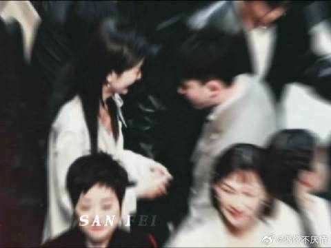 “爱让悬崖变平地,生出森林,一整片的森林,你在树荫里”