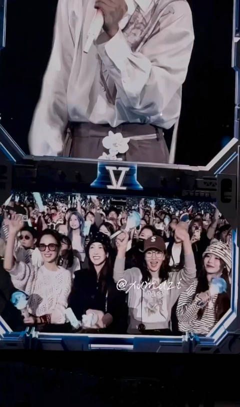 贺峻霖现身张杰鸟巢演唱会,all black造型帅气观演