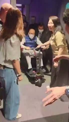 据港媒01报道,96岁的香港长和集团创办人李嘉诚昨晚(10日)赴五月天香港演