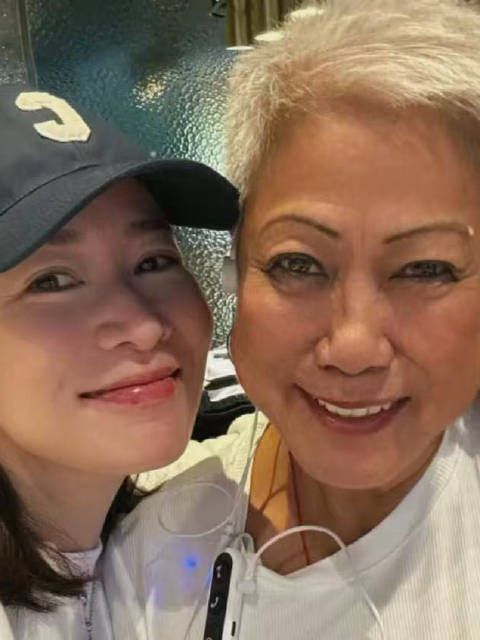 佘诗曼分享母女温馨瞬间,祝母亲节快乐