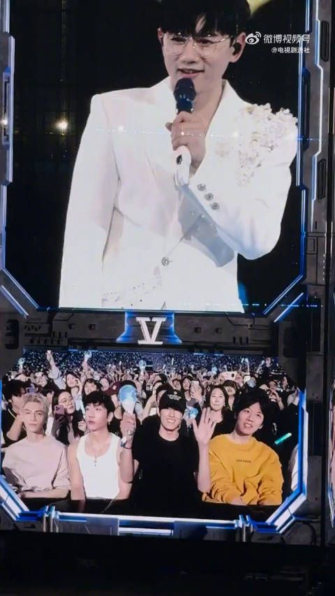 罗云熙去看张杰演唱会
