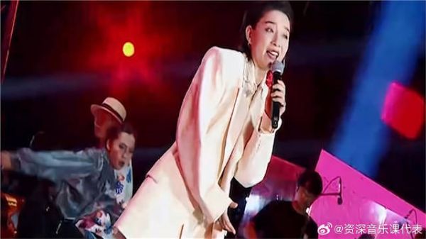 李斯丹妮带来《DA DI DA》,感受献唱的火辣,恋爱的酸臭味浮现