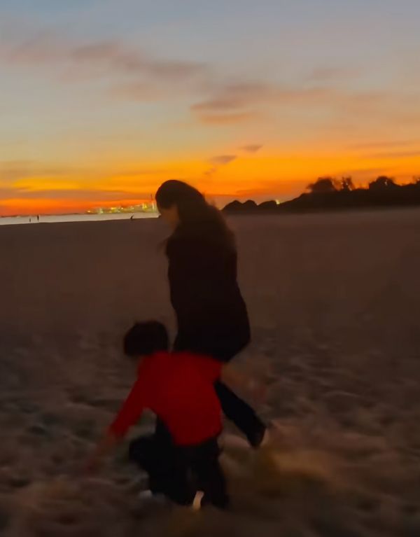 周杰伦晒昆凌母子踢球，直言老婆球技碾压自己