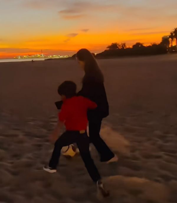 周杰伦晒昆凌母子踢球，直言老婆球技碾压自己
