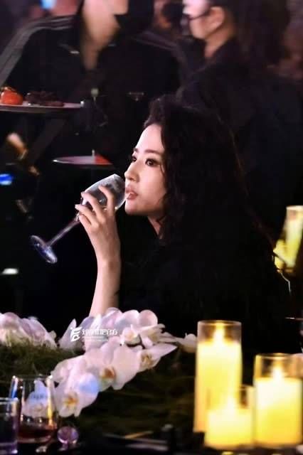 在灯红酒绿的氛围里,独属于刘亦菲的、充满故事感的画面被一一映照出来