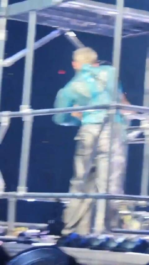 水果姐演唱会亲吻道具致歉,贴心擦拭口水