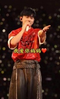 张杰妈妈穿粉旗袍露面，珠光宝气，父亲像干部，谢娜妈也是一身粉
