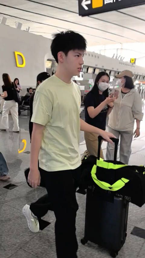 黄友政出发多哈 不习惯被那么多人拍,走路都同手同脚了