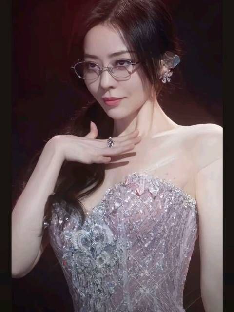 张靓颖九万字直拍 想到给张靓颖戴眼镜的人是个天才