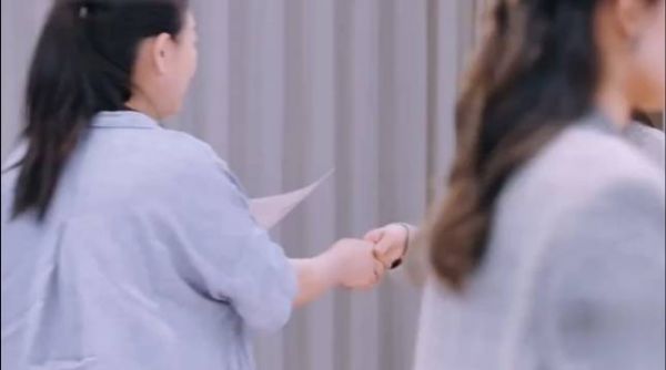 陈梦获最贴心棉袄奖,妈妈颁奖握手合影