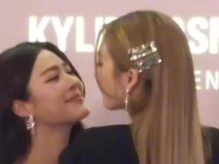 linglingkwong ormkornnaphat  这样的对视，真的让人忍不住想亲呢！