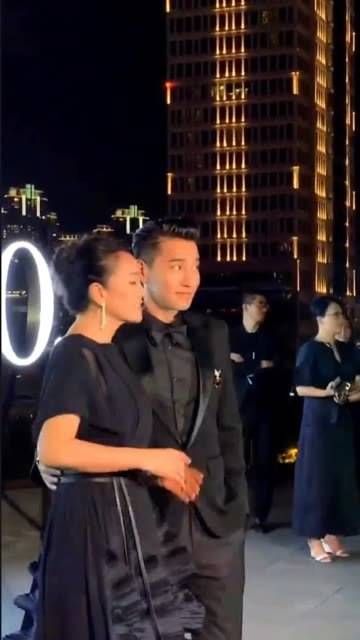 亮相多伦多，巩皇气质非凡，与帅气的赵又廷同框，镜头前魅力十足
