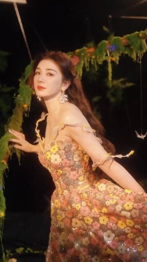 她曾经是家喻户晓的古装女神，却在事业黄金期逐渐淡出大众视野