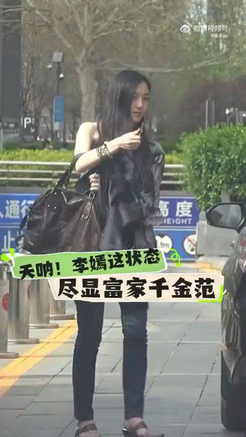 李嫣18岁素颜逛SKP,清秀端庄神似王菲