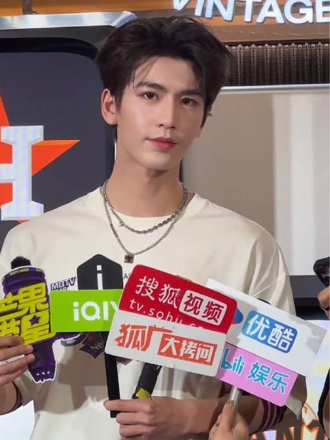 张凌赫杭州活动群访,全程盯着脸看!