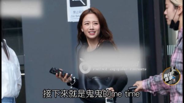 鬼鬼被拍到生完女儿后换了带学区的房子,她恢复状态真的挺好的