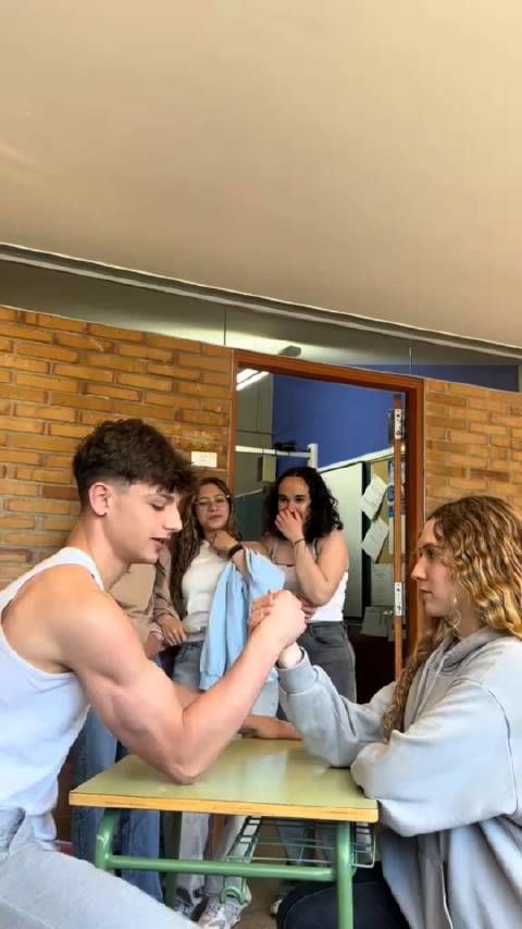 女生输了，输得很彻底