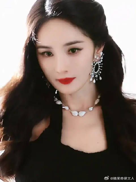 杨幂黑色吊带裙,卷发红唇化身港风女神,美丽动人!