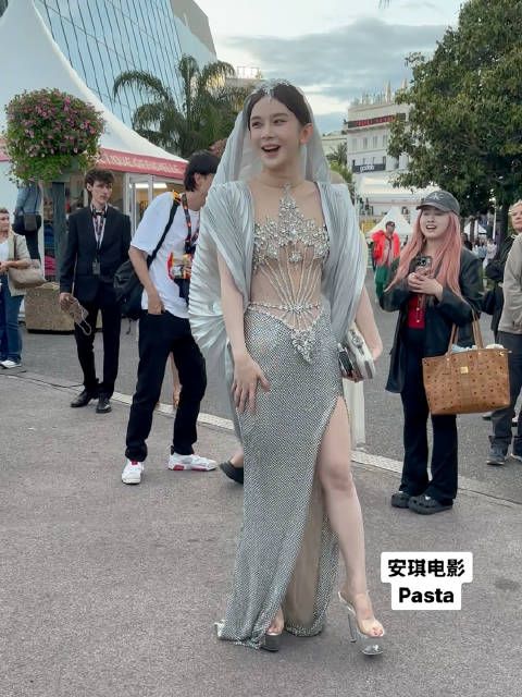 内娱女星代表赵樱子礼服被毁后突染现身戛纳这身材美成这样我是万万没想到的!