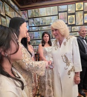 李湘与英国王后卡米拉握手照火了，还穿亮片礼服闪耀晚宴，真贵气