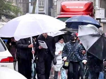 陈辉领着我前行许凯 方圆八百米