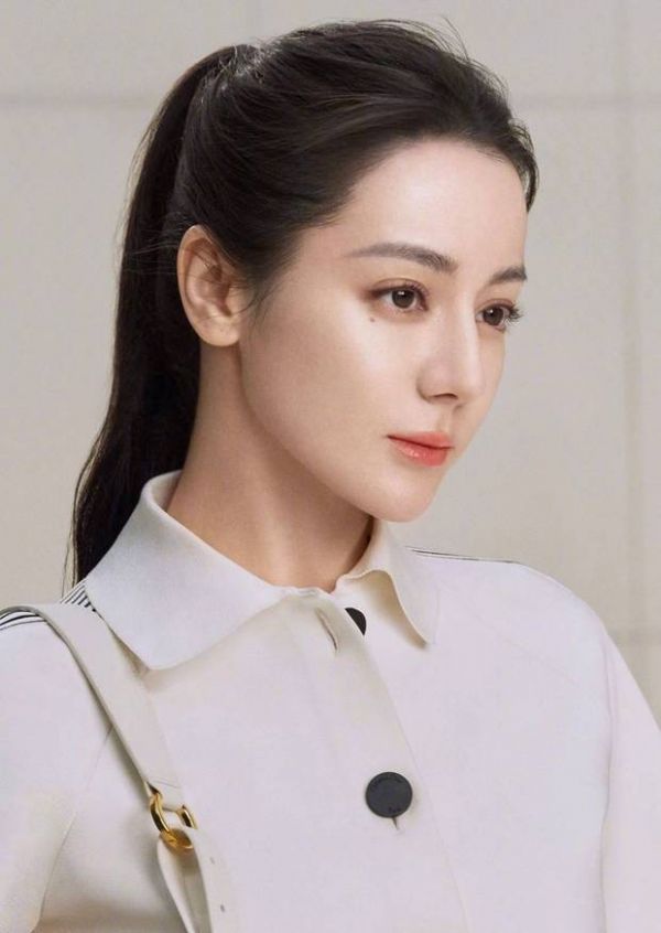 迪丽热巴五官标致。