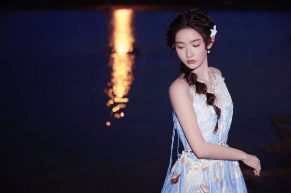 王玉雯身材纤细。