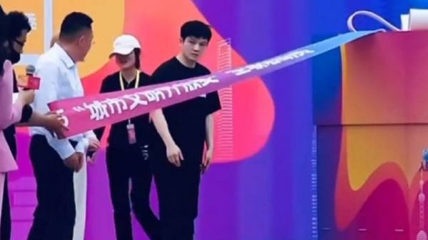 樊振东现身上海和平公园，参加上海精神文明宣传活动