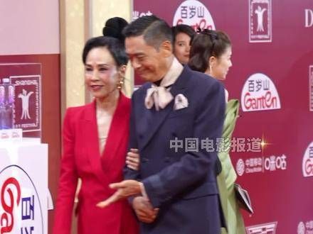 开幕式红毯上,周润发与妻子一同亮相,风采依旧周润发 别叫我赌神