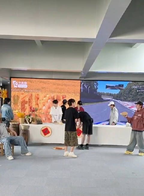 李耕耘误击赵一博后竖拇指引笑料