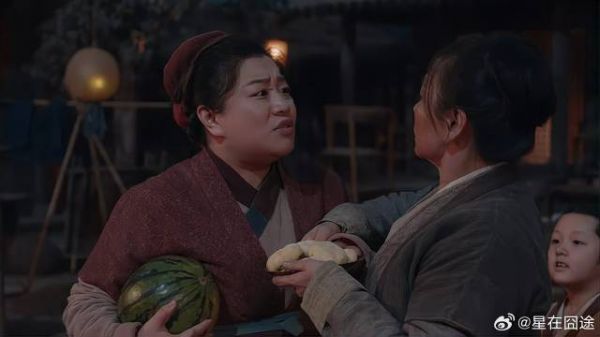 抠门奶奶分贡品，孙子随便吃，一见孙女秒黑脸