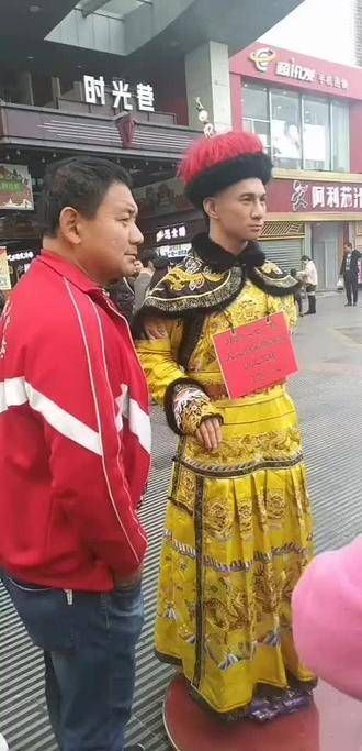 看了一下明星的蜡像,吴奇隆的比真人还要帅气,而鹿晗的却难以辨认!